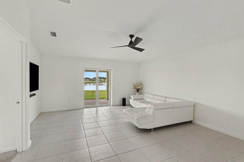 Discover this 4-bedroom, 2-bathroom single-family residence in - photo 12