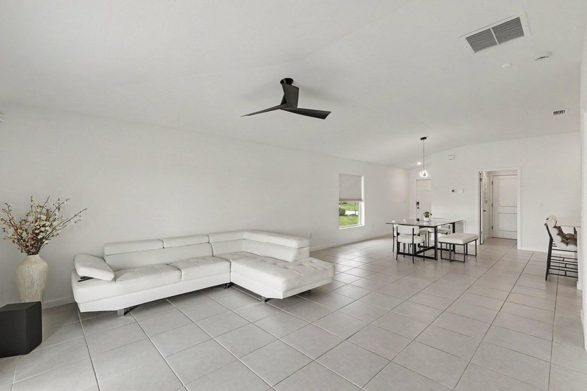 Discover this 4-bedroom, 2-bathroom single-family residence in - photo 13
