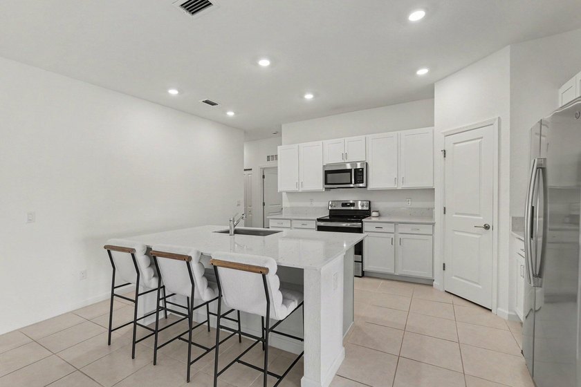Discover this 4-bedroom, 2-bathroom single-family residence in - photo 14