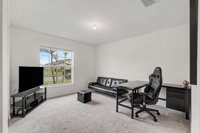 Discover this 4-bedroom, 2-bathroom single-family residence in - photo 17