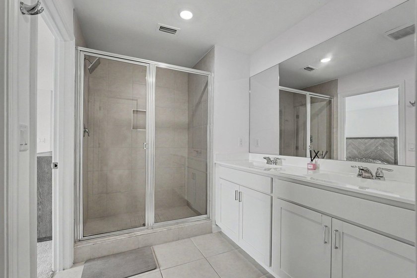Discover this 4-bedroom, 2-bathroom single-family residence in - photo 20