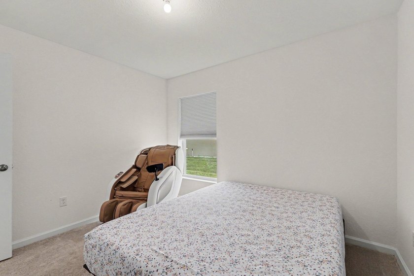 Discover this 4-bedroom, 2-bathroom single-family residence in - photo 21