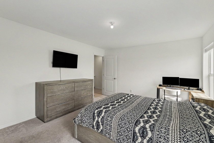 Discover this 4-bedroom, 2-bathroom single-family residence in - photo 27