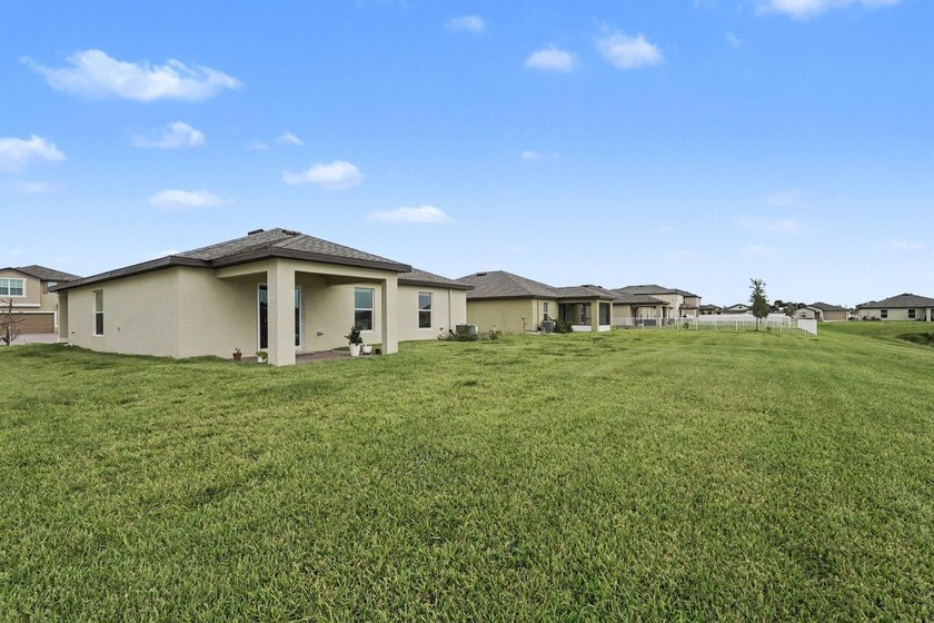 Discover this 4-bedroom, 2-bathroom single-family residence in - photo 32
