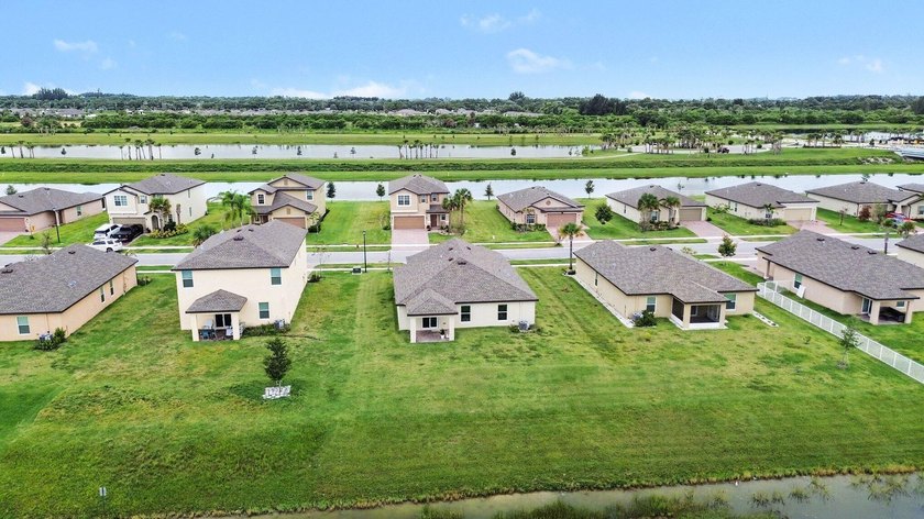 Discover this 4-bedroom, 2-bathroom single-family residence in - photo 40