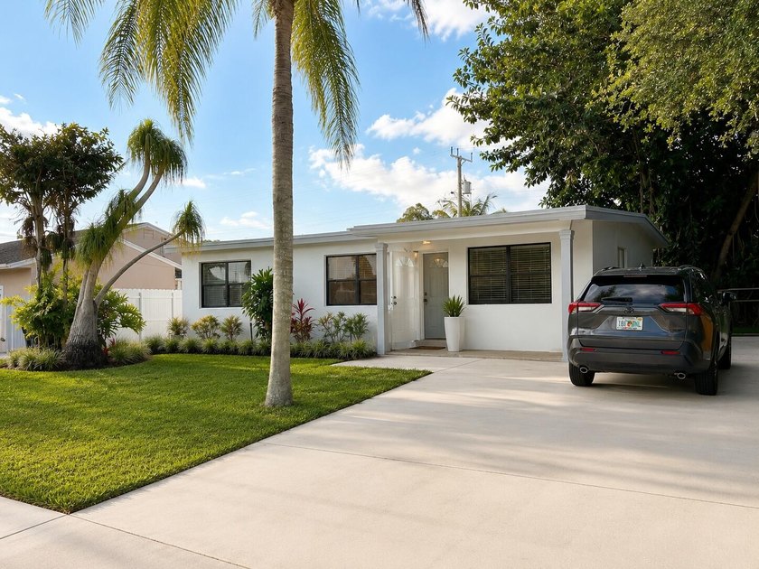 Welcome to this beautifully remodeled home in West Palm Beach ! - photo 2