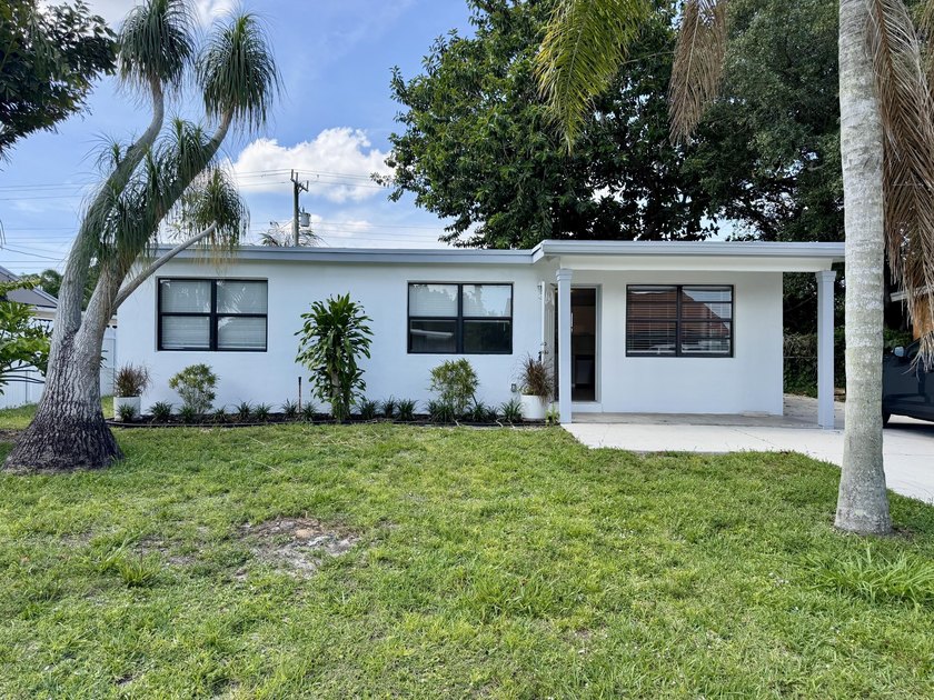 Welcome to this beautifully remodeled home in West Palm Beach ! - photo 3