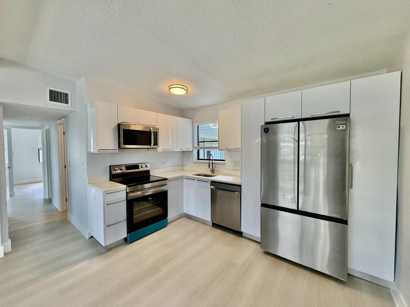 Welcome to this beautifully remodeled home in West Palm Beach ! - photo 4