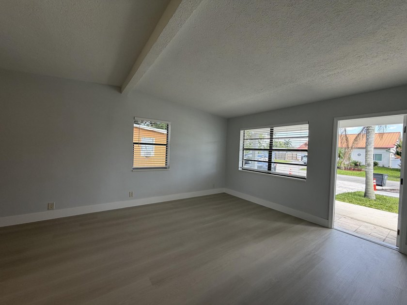 Welcome to this beautifully remodeled home in West Palm Beach ! - photo 6