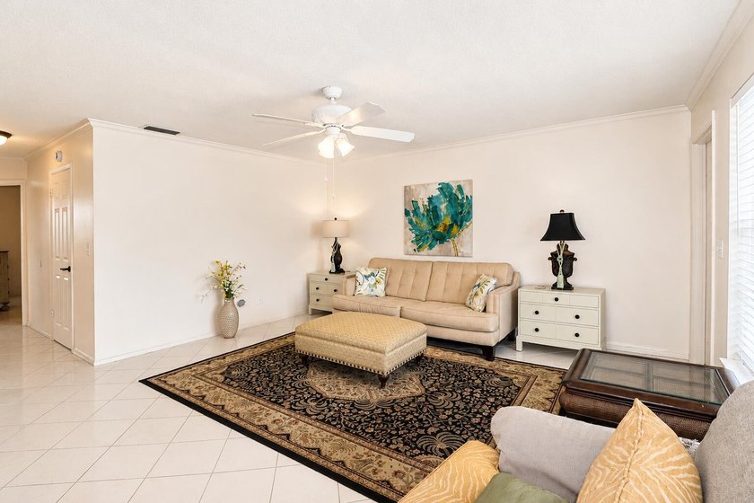 Chic and bright 2 bedroom corner unit in sought after Cedar - photo 3