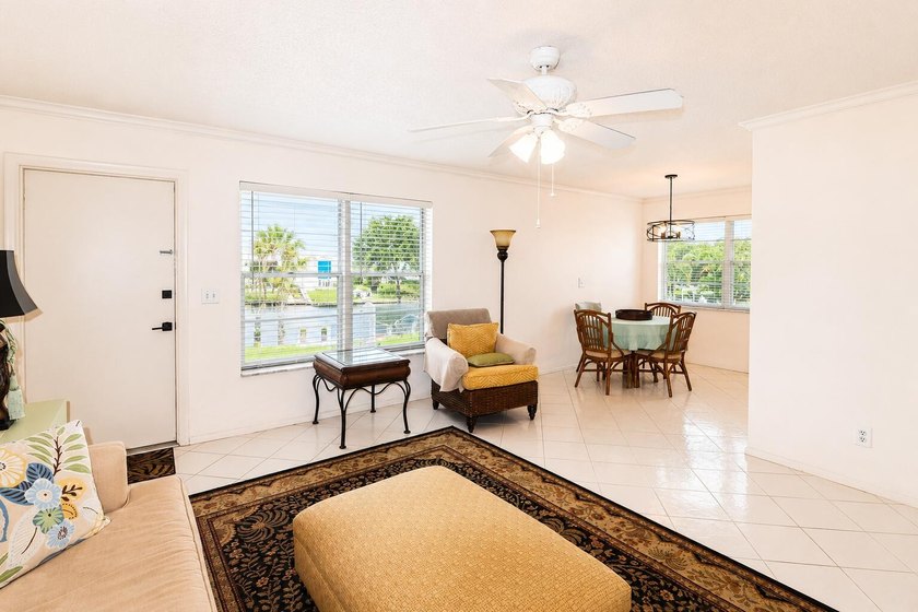 Chic and bright 2 bedroom corner unit in sought after Cedar - photo 4