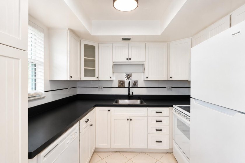 Chic and bright 2 bedroom corner unit in sought after Cedar - photo 6