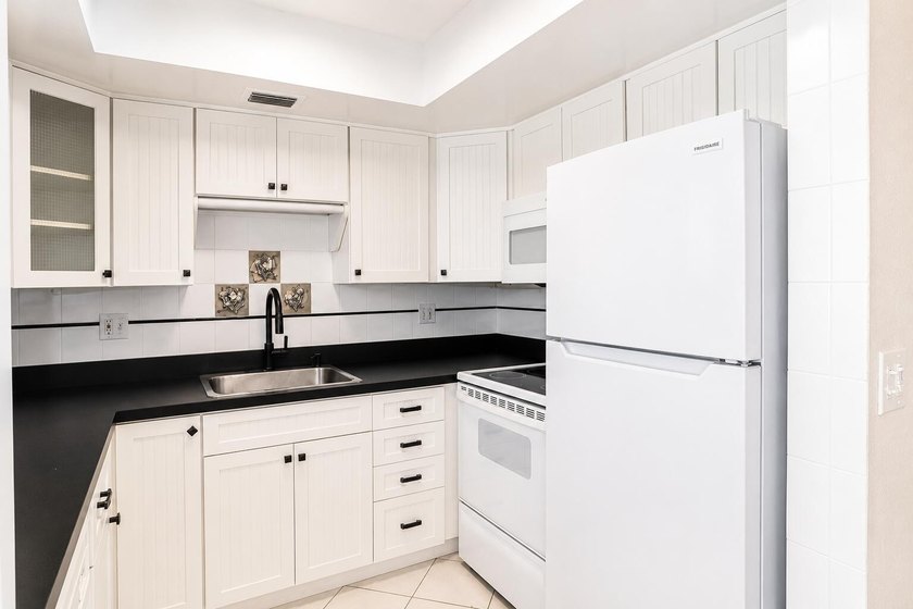 Chic and bright 2 bedroom corner unit in sought after Cedar - photo 7