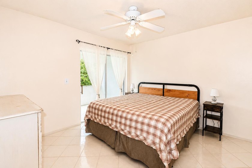 Chic and bright 2 bedroom corner unit in sought after Cedar - photo 9