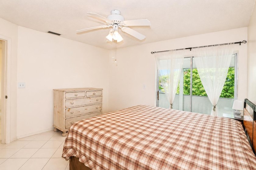Chic and bright 2 bedroom corner unit in sought after Cedar - photo 10