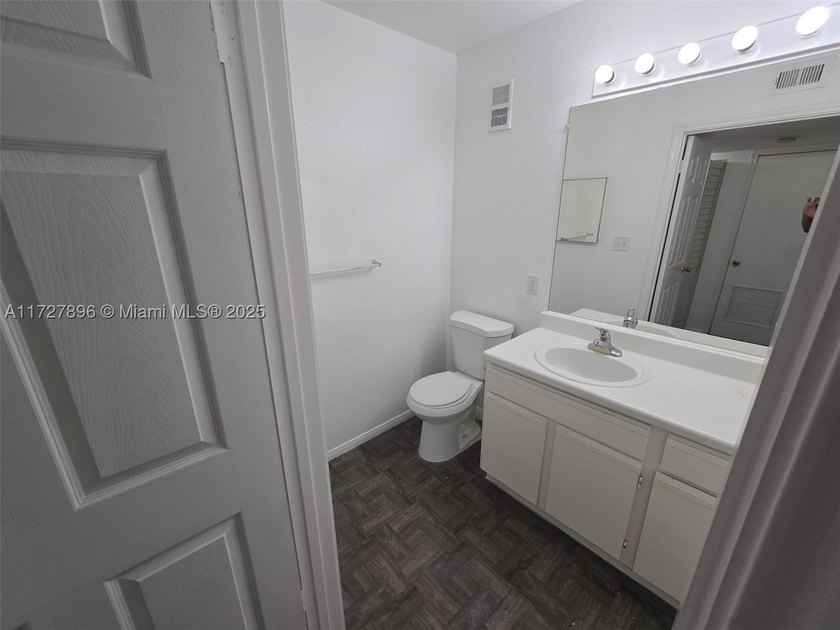 AMAZING APARTMENT, LAMINATE FLOORS, ONE BEDROOM, ONE BATHROOM - photo 10