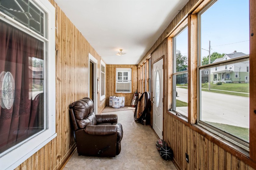 With a little TLC, this 4 bedroom, 1.5 bath home could be - photo 8