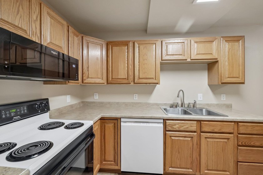 Welcome to this beautifully maintained and move in ready 3 - photo 6