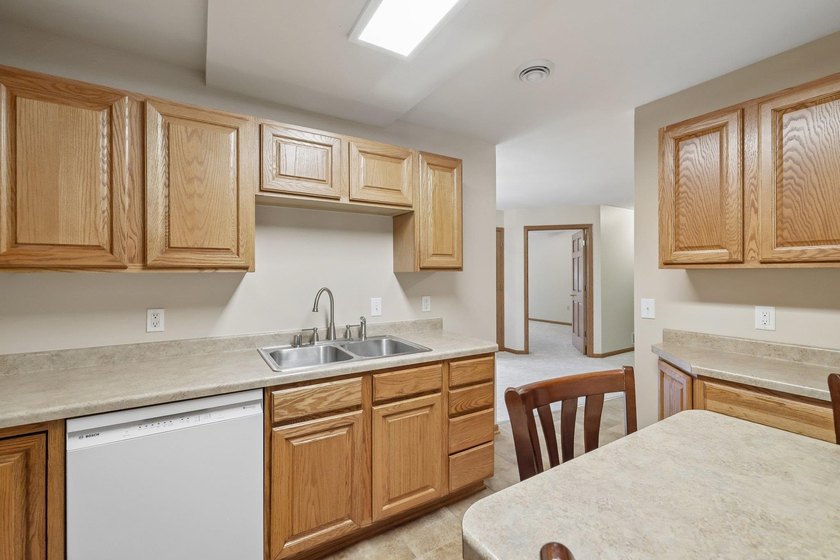 Welcome to this beautifully maintained and move in ready 3 - photo 7