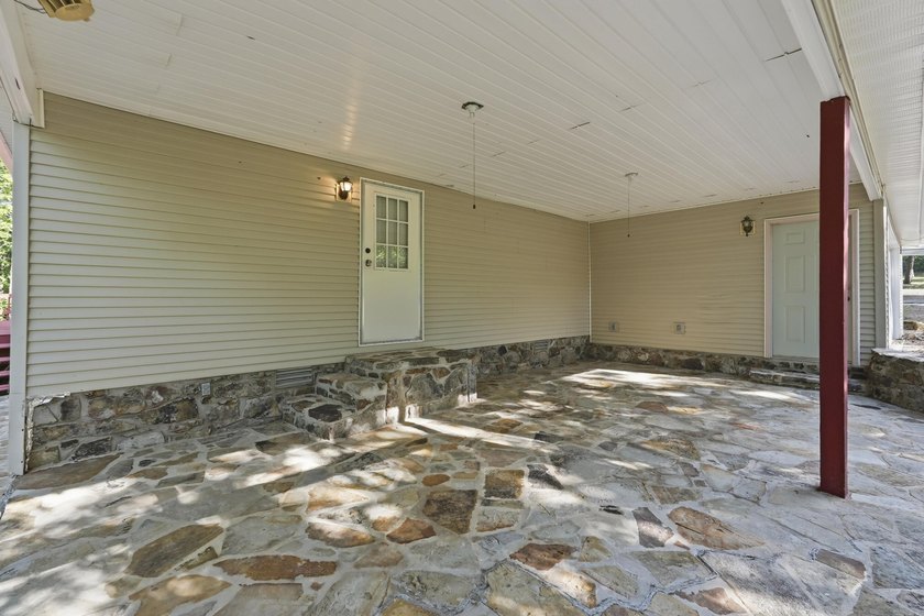 Bring your vision to this Greers Ferry Lake home on the - photo 8