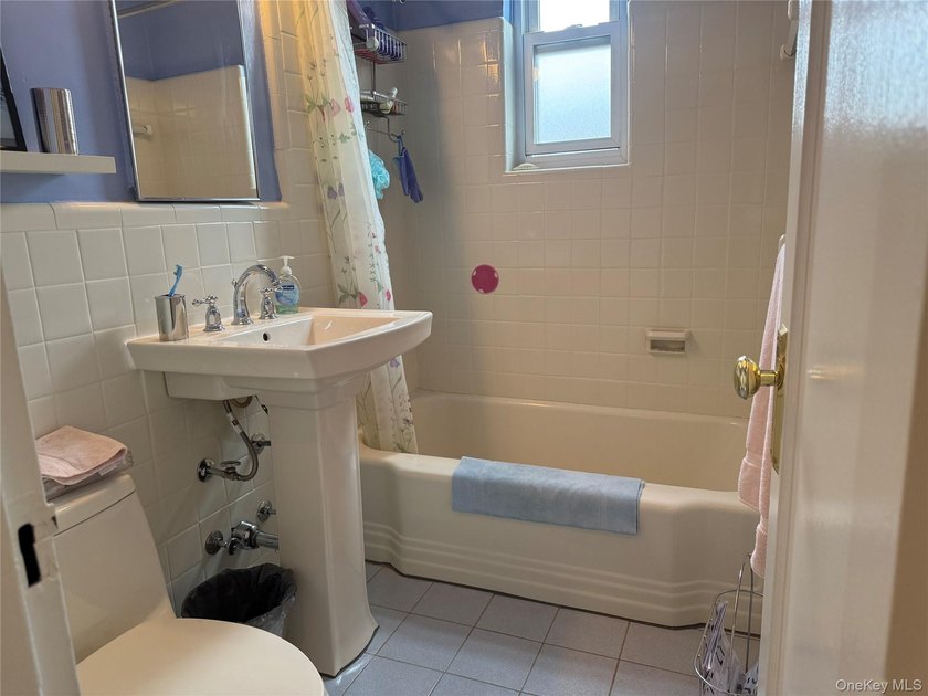 New to market! Second-floor garden apartment offering five - photo 11