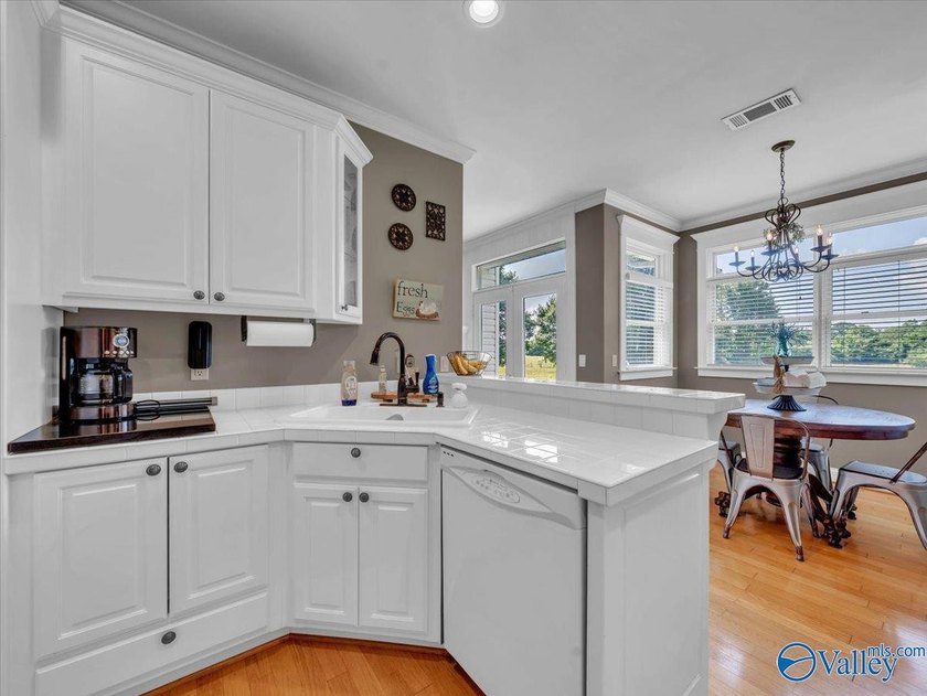 Enjoy the perfect blend of country living and city convenience - photo 12