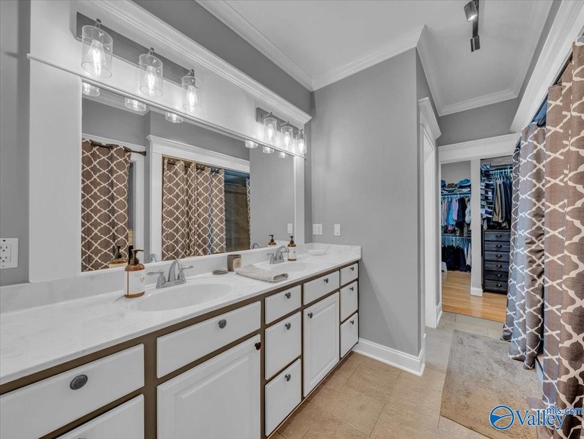 Enjoy the perfect blend of country living and city convenience - photo 17