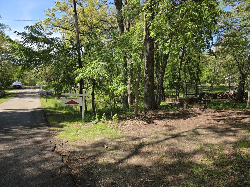Wooded, oversized 160' x 100' lot with direct access to Como - photo 12
