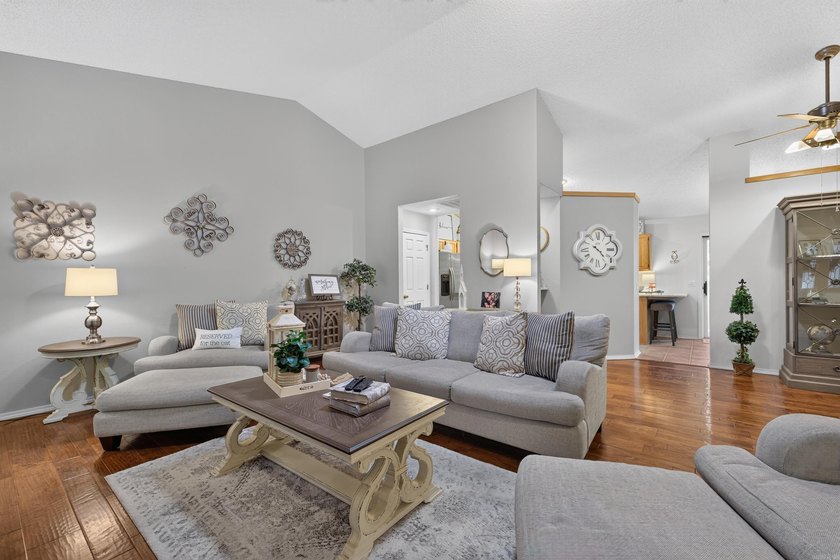 Beautiful Villa Alegre Courts is the perfect location for people - photo 8