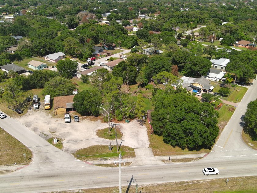 1 acre with 2 homes! Being sold together with 906 Angle road - photo 4