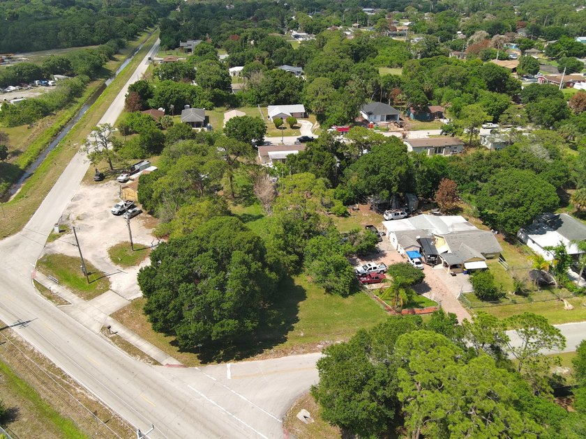 1 acre with 2 homes! Being sold together with 906 Angle road - photo 8