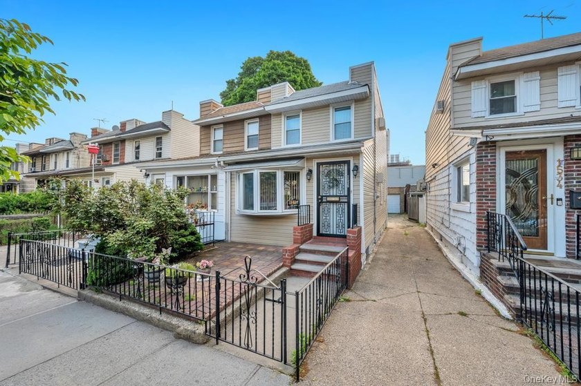 Welcome to 1536 East 51st Street, a beautifully maintained - photo 2