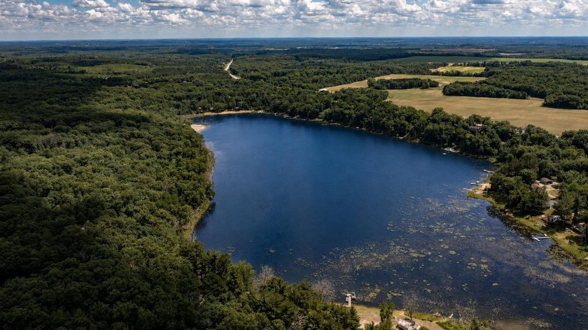 Welcome to this spacious 5-bedroom lakefront home on Marl Lake! - photo 4