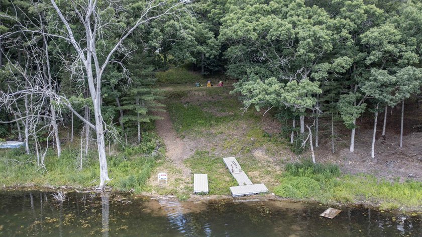 Welcome to this spacious 5-bedroom lakefront home on Marl Lake! - photo 5