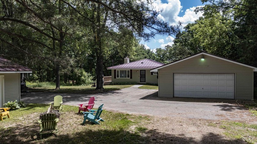 Welcome to this spacious 5-bedroom lakefront home on Marl Lake! - photo 7