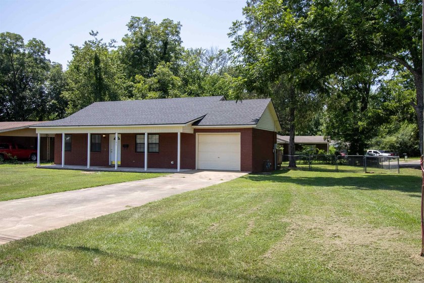 Charming one-level brick home in the heart of Clarksville - photo 3