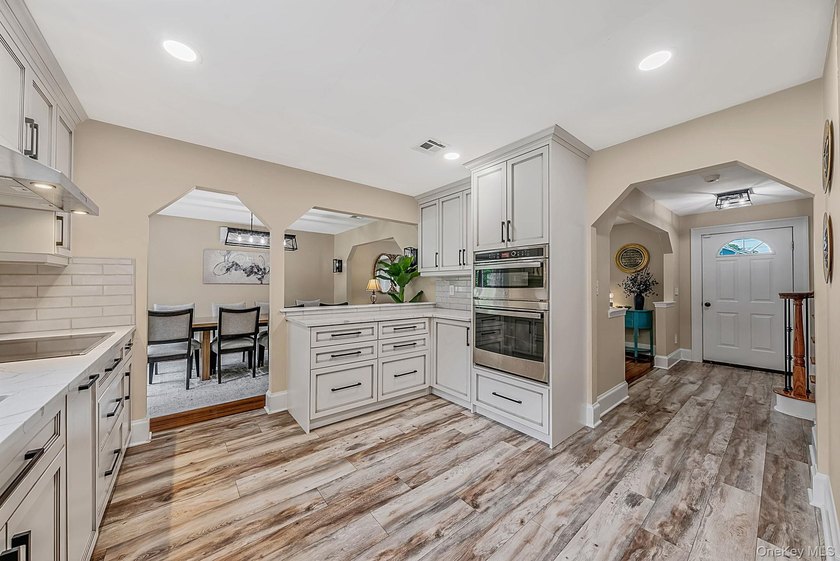 Welcome to this beautifully renovated colonial 4 Bedrooms, 4 - photo 3