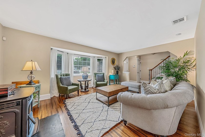 Welcome to this beautifully renovated colonial 4 Bedrooms, 4 - photo 6