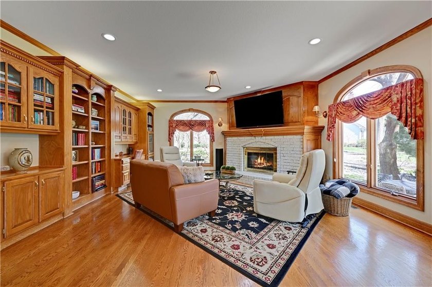 Stunning Custom Built Masterpiece on Extensively Landscaped - photo 16