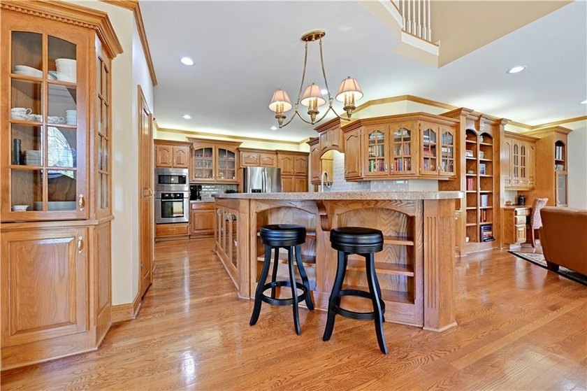 Stunning Custom Built Masterpiece on Extensively Landscaped - photo 19