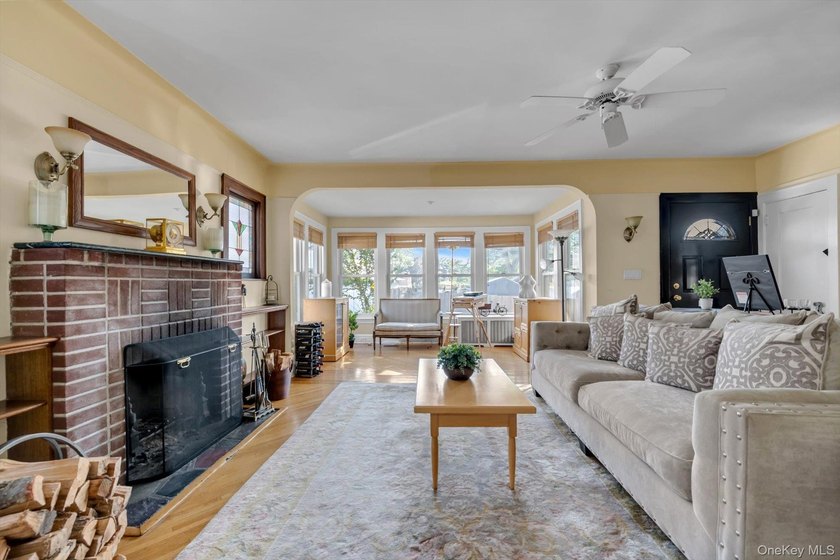 Experience refined Great Neck living in this beautifully - photo 2