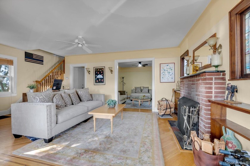Experience refined Great Neck living in this beautifully - photo 3