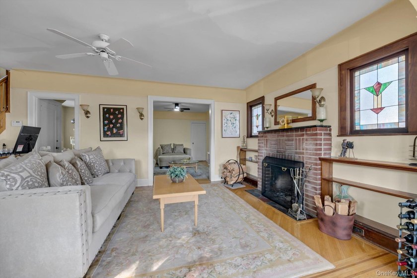 Experience refined Great Neck living in this beautifully - photo 4