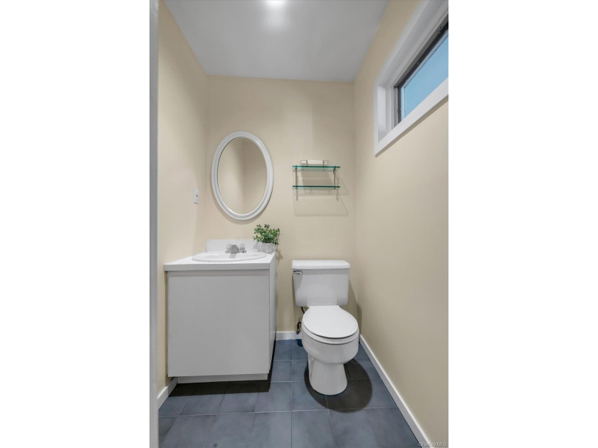 Experience refined Great Neck living in this beautifully - photo 9