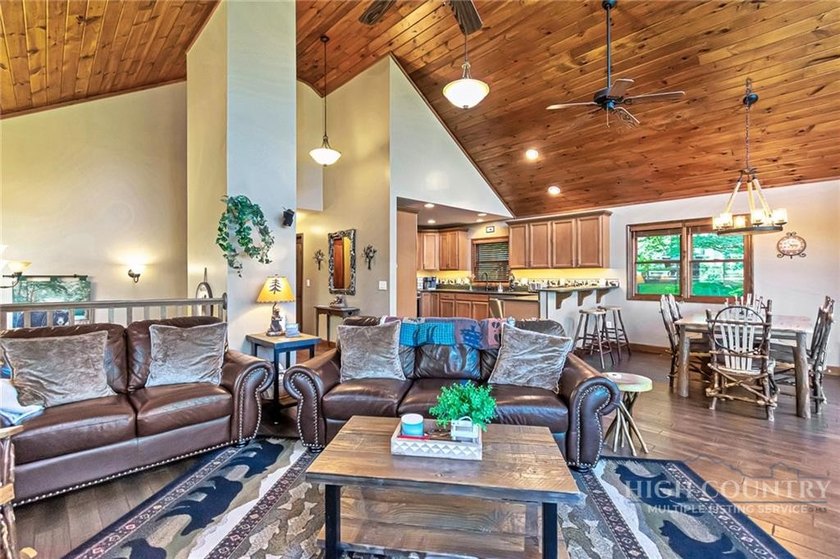 Just listed! Worth the wait! This beautifully maintained Sugar - photo 21