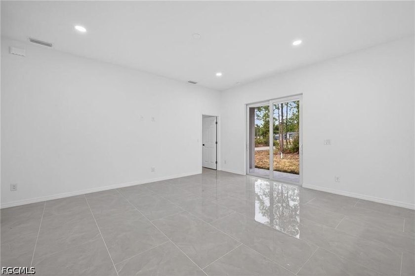 Seller offering assistance with buyer's closing costs! MOVE-IN - photo 4