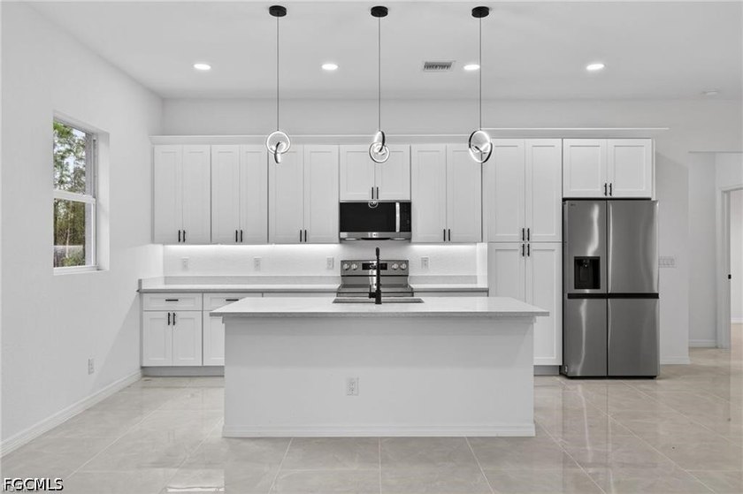 Seller offering assistance with buyer's closing costs! MOVE-IN - photo 5