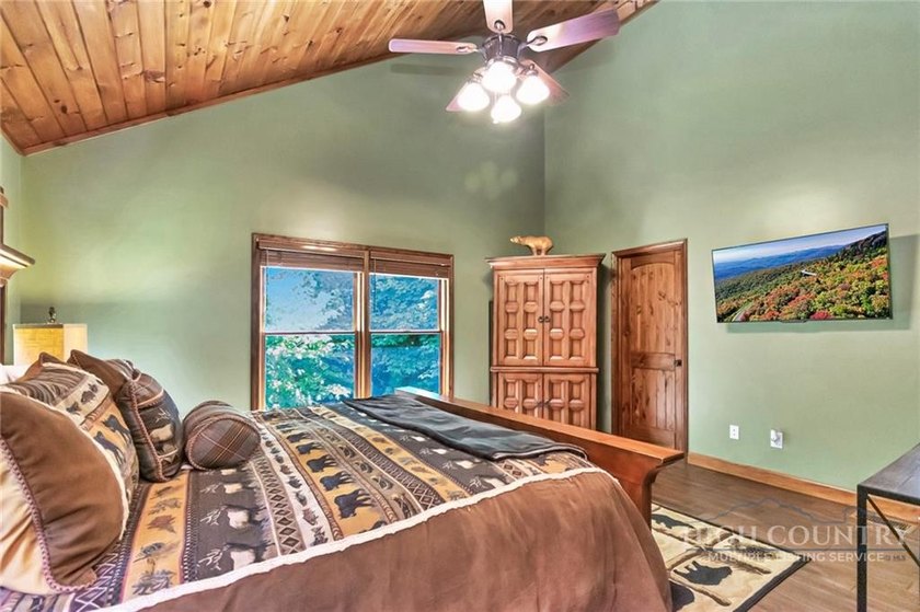 Just listed! Worth the wait! This beautifully maintained Sugar - photo 31