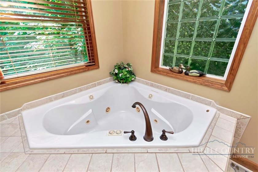 Just listed! Worth the wait! This beautifully maintained Sugar - photo 33