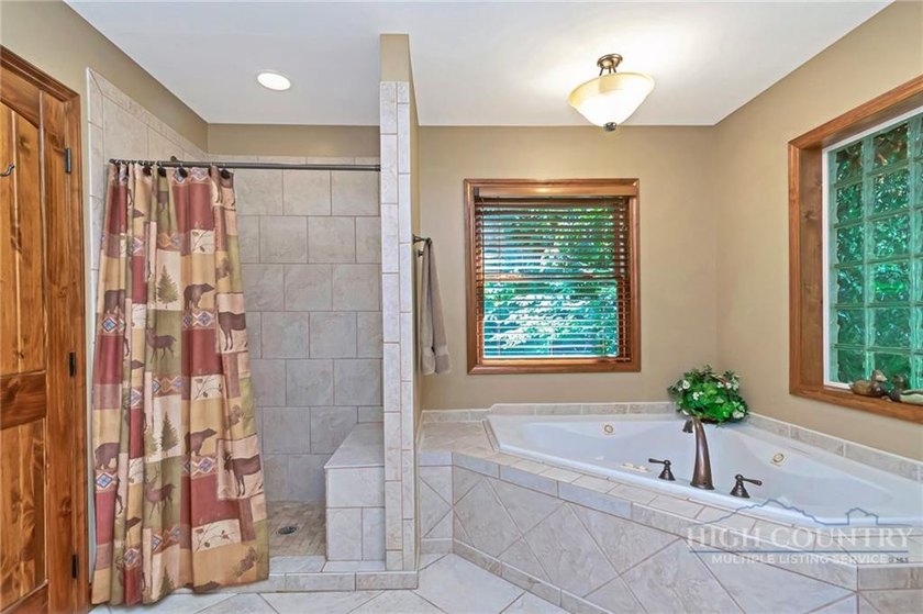 Just listed! Worth the wait! This beautifully maintained Sugar - photo 34